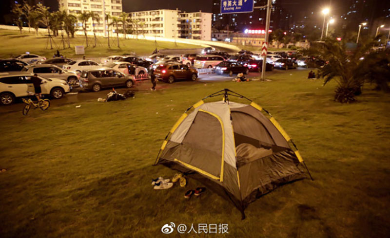 Hàng chục nghìn xe chôn bánh 4 ngày 3 đêm chờ phà Tết ở TQ